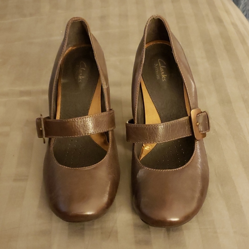 12M Clark's Brown Leather Heels w Buckle